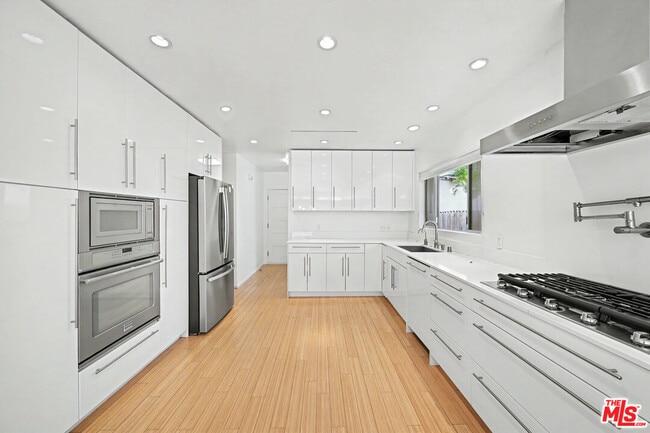 Building Photo - 9512 Duxbury Ln