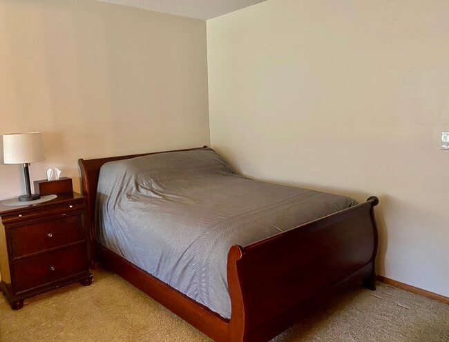 Building Photo - 2011 Viking Dr NW