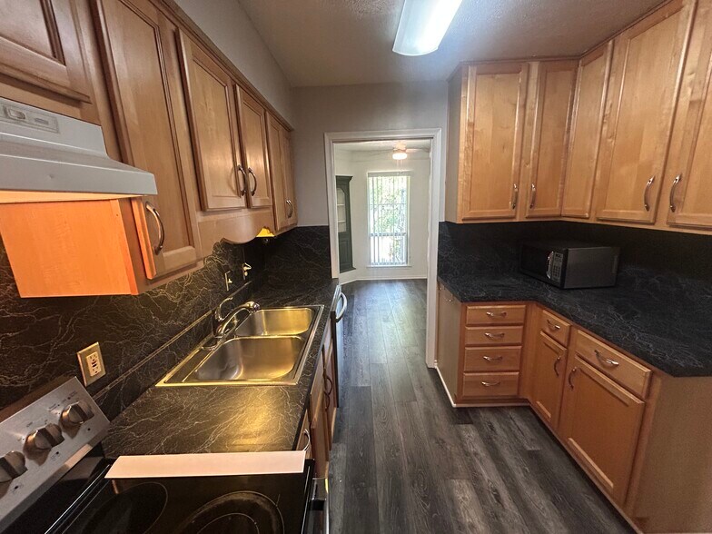 Building Photo - 5014 Les Chateaux Dr