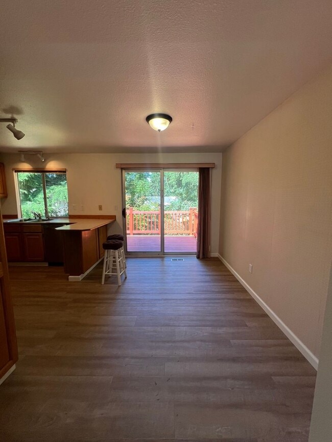 Building Photo - Finn Hill neighborhood Kirkland!