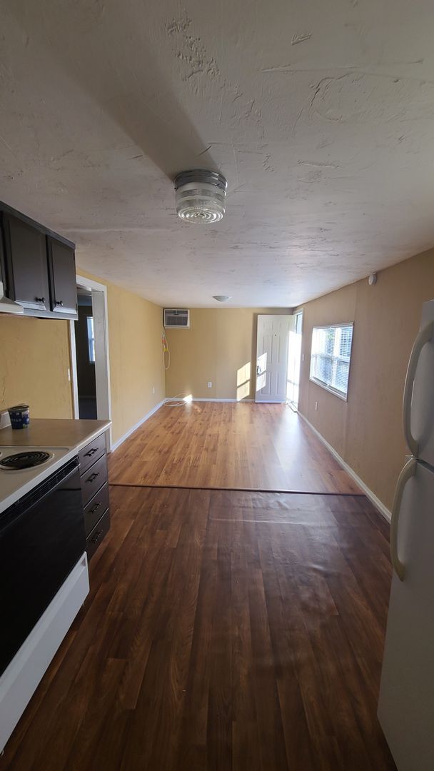 Building Photo - Adorable 2/1 move in ready!