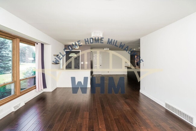 Building Photo - 17505 Royalcrest Dr