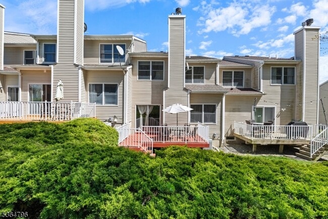 Building Photo - 28 Pinfold Ct