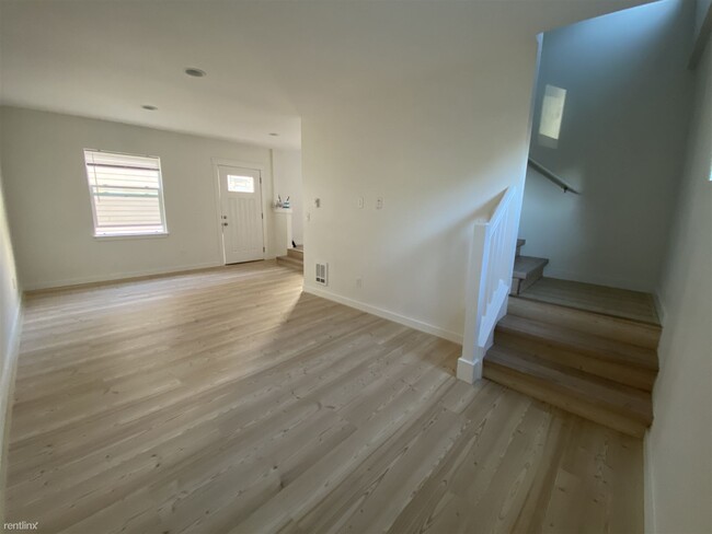 Building Photo - 4 br, 3 bath Triplex - 8120 Delridge Way S...