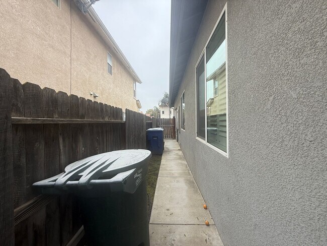 Building Photo - ***JUST REDUCED!!!*** 2-Bedroom, 2-bathroom single level home located in Country Club Villas in L...