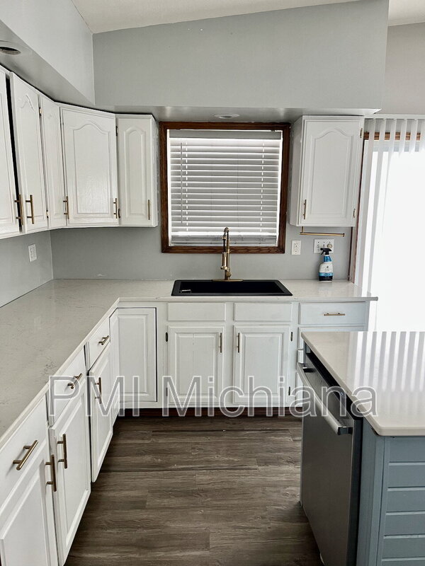 Building Photo - 19901 Oakdale Ave