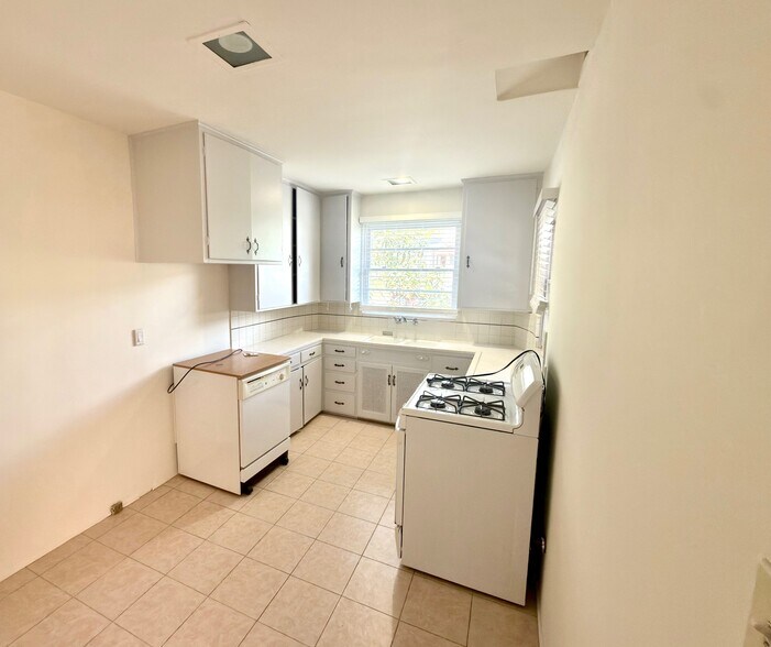 Building Photo - 1700 Don Carlos Ave