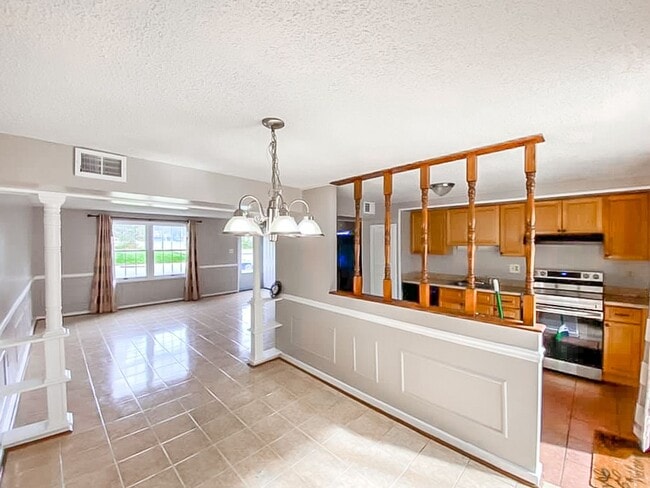 Building Photo - Beautifully Maintained 3 Bed 2 Bath Single...