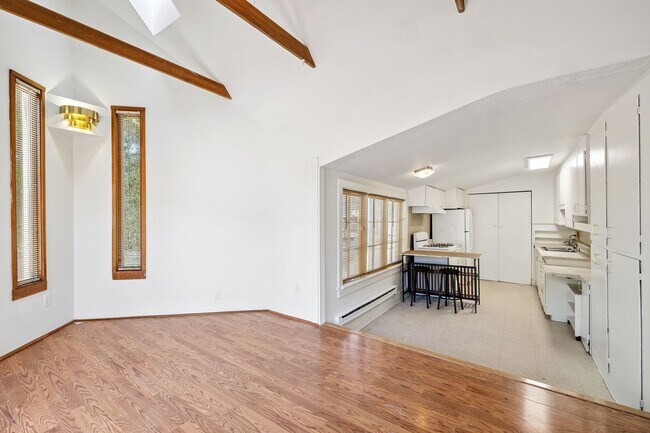 Building Photo - Northgate/Roosevelt Three Bedroom Rambler