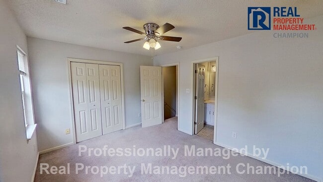 Building Photo - 2 BD/2.5 BA Townhome with Convenient Jacksonville Location