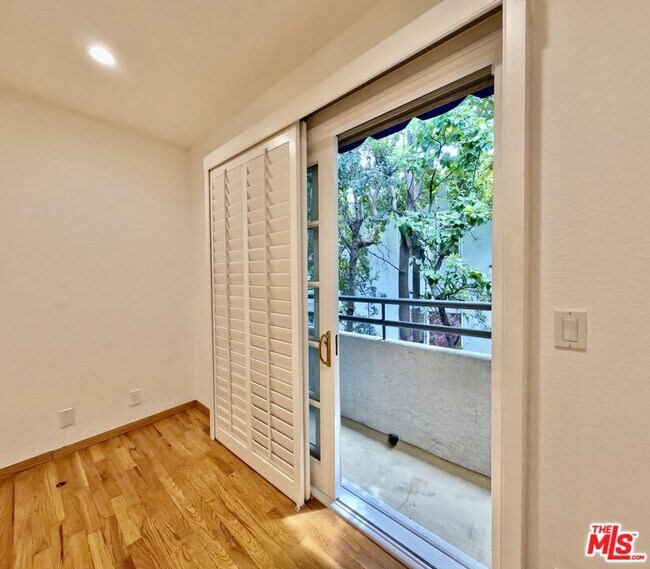 Building Photo - 805 N W Knoll Dr