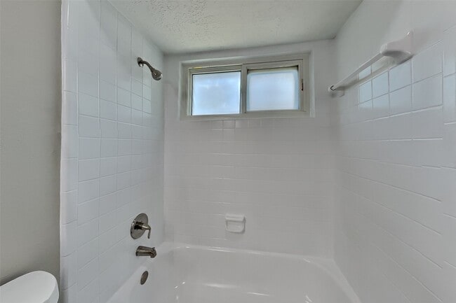 Building Photo - 1021 Glenview Dr