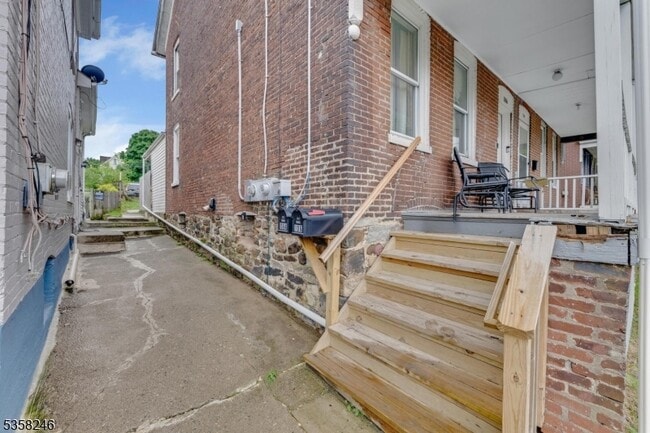 Building Photo - 106 Bennett St