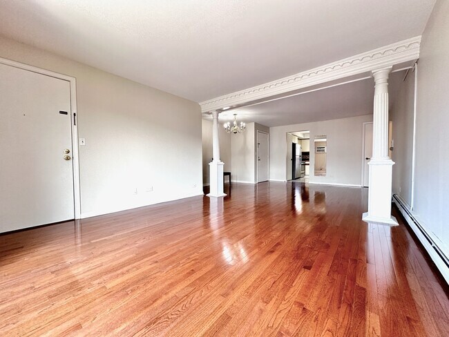 Building Photo - 8509 W Catherine Ave