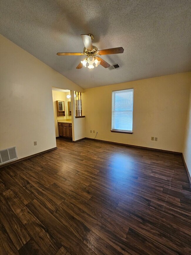 Building Photo - 2116 Westmore Dr