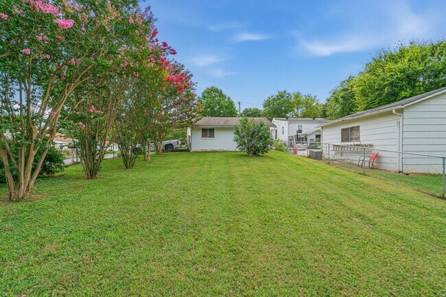 Building Photo - 1315 E Red Bud Rd