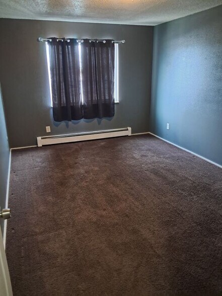 Building Photo - 1425 N Yosemite St