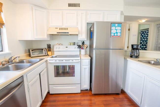 Building Photo - OCEANFRONT OFF-SEASON FURNISHED MONTHLY RE...