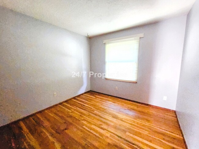 Building Photo - 3BD I 1BA + Bonus Room - Milwaukie, OR