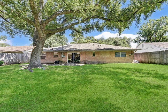 Building Photo - 5719 Willowbend Blvd