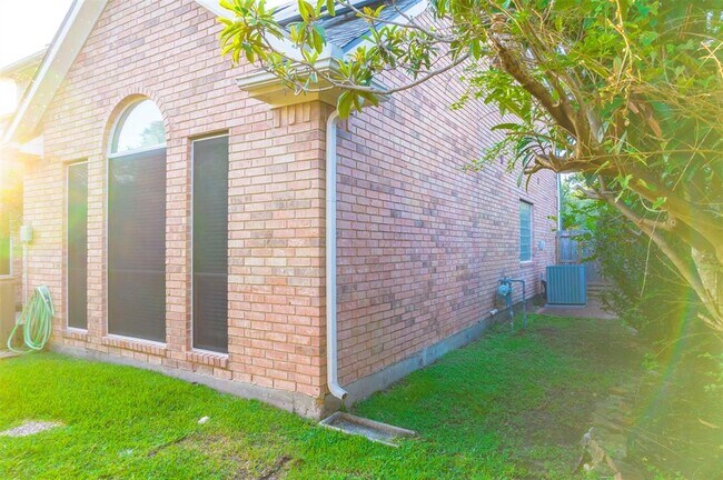 Building Photo - 5803 Song Ridge Ct