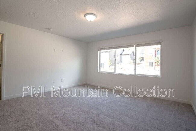 Building Photo - 2484 Wildwood Ln