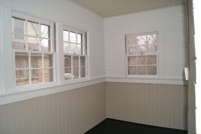 Building Photo - 815 W Johnson St