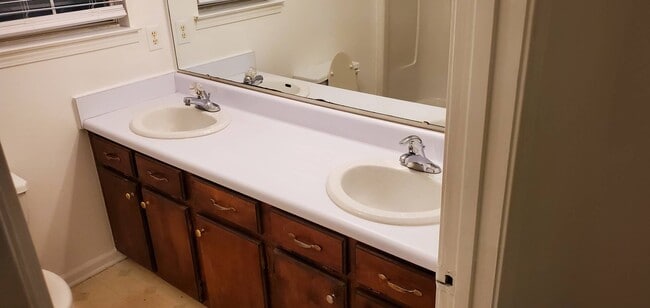 Building Photo - 5 Silver Spur Ct