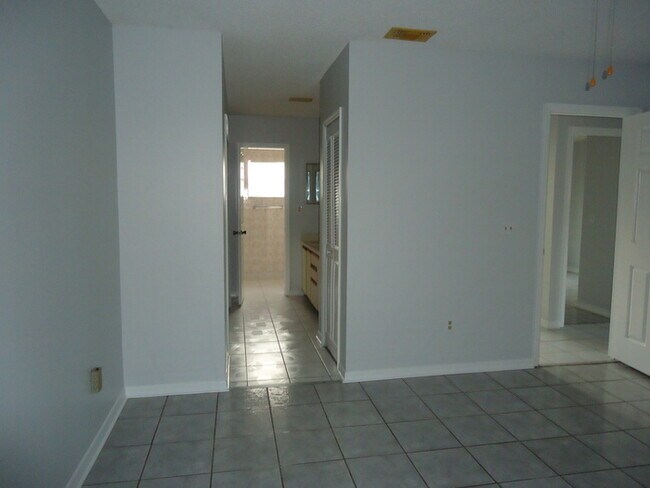 Building Photo - 1613 Little River Dr