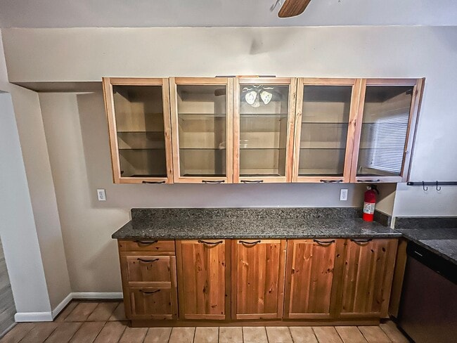 Building Photo - Gorgeous 3 Bedroom 2 Bathroom Unit With Su...