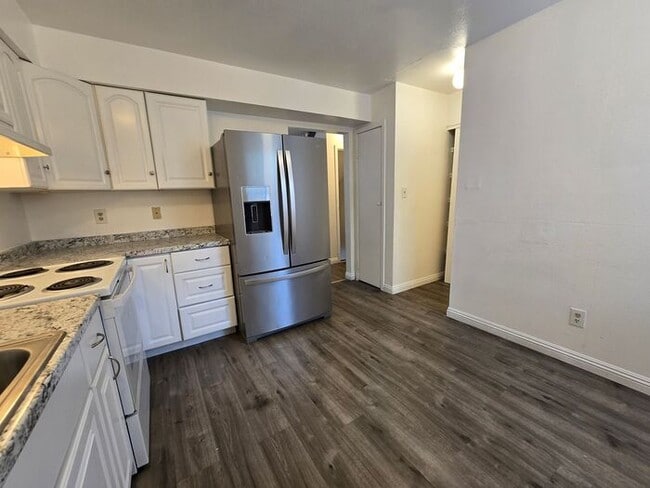 Building Photo - 3-Bedroom, 2.5-Bath Tri-Level Townhome Near UNR & Downtown Reno