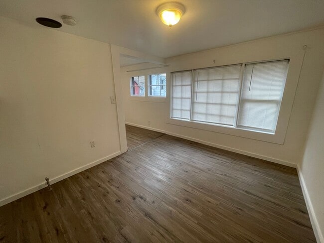 Building Photo - Studio Style Small House
