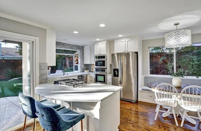 Building Photo - 539 Zenith Ridge Dr