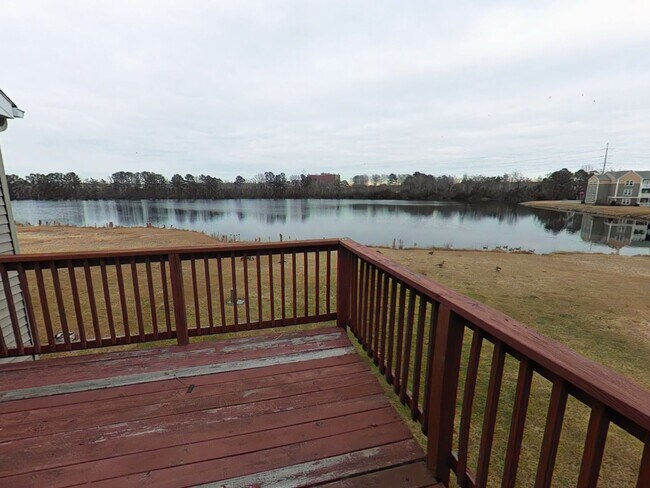 Building Photo - 3 Bedrooms, 2.5 Bathrooms Waterfront Townhouse