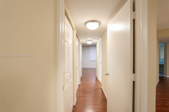 Building Photo - 520 SE 5 Ave