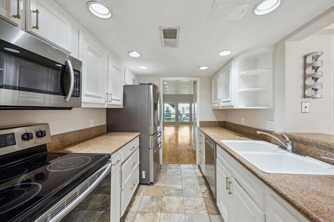 Building Photo - 8978 Chatsworth Dr