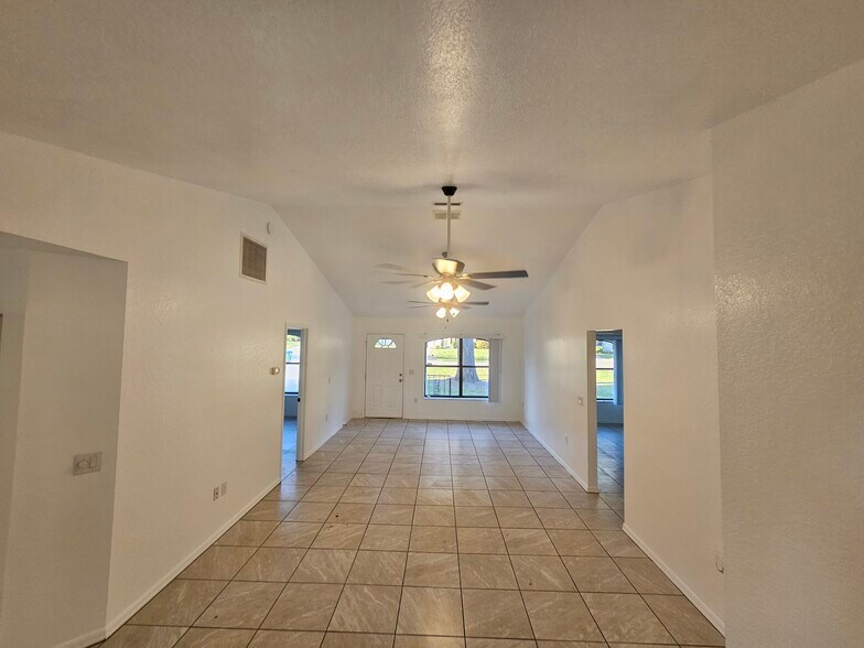 Building Photo - 3370 NE 42nd Pl