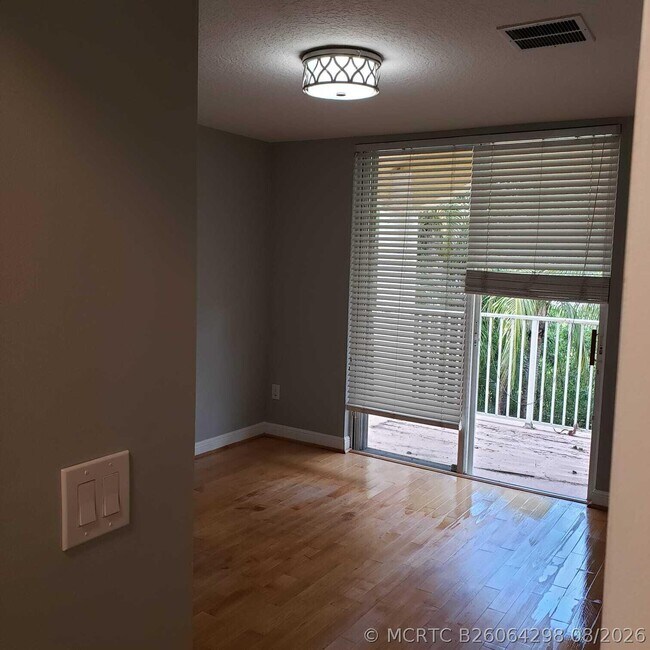 Building Photo - 833 SW 167th Ave