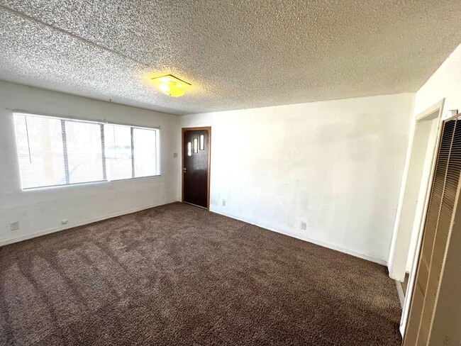 Building Photo - E 9th Duplex 1