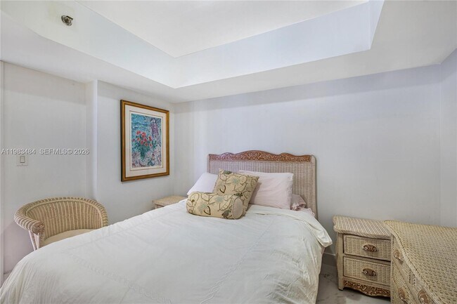 Building Photo - 16425 Collins Ave