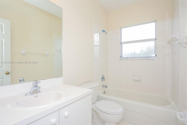 Building Photo - 2412 NE 41st Pl