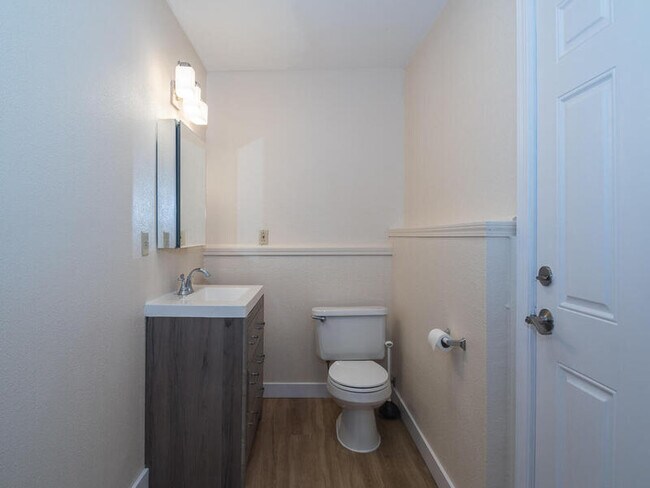 Building Photo - 1475 SW Orchard Ave