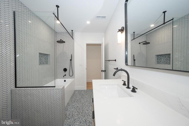 Building Photo - 314 N Essex Ave