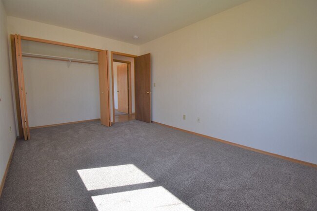 Building Photo - 3BD, 1BA Top Floor Unit