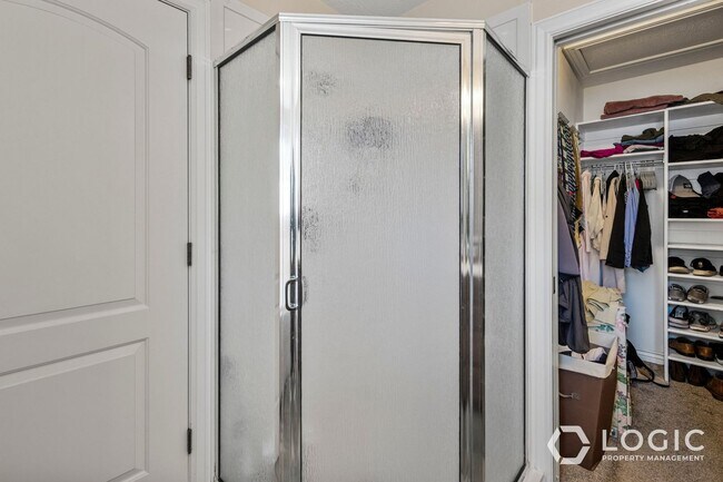 Building Photo - 9223 Silver Lake Dr