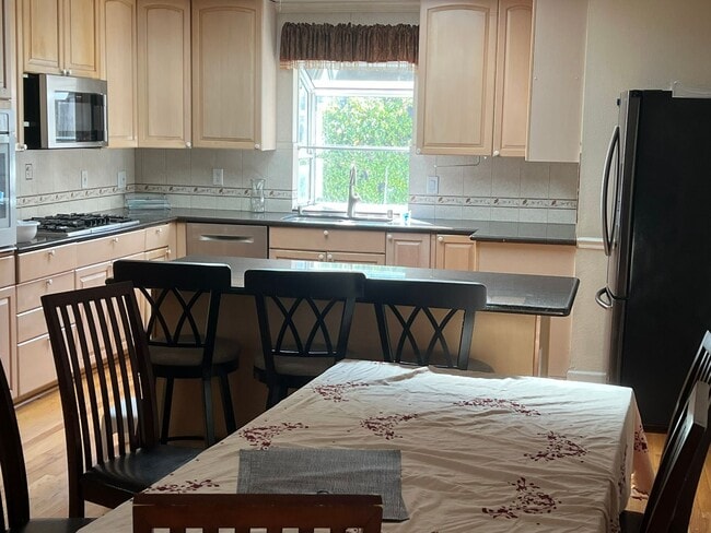 Building Photo - 3 Bedroom 2.5 Bath Home in San Jose with Private Back Yard