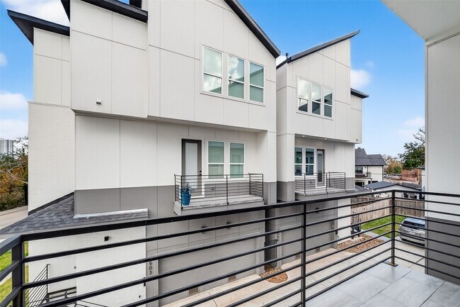 Building Photo - 2511 N MacGregor Way