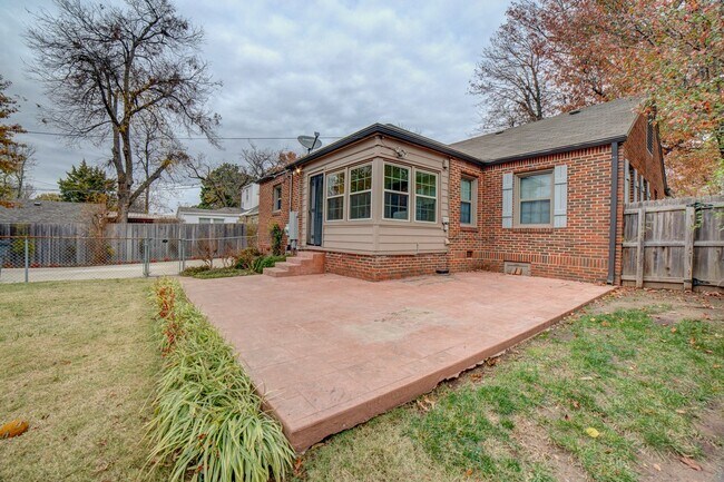 Building Photo - 3 Bed | 1 Bath in Midtown!