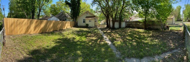 Large fenced in back yard - 347 S Green St