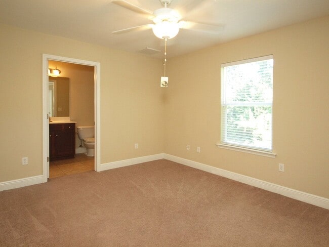 Building Photo - SINGLE BEDROOM & BATHROOM AVAILABLE in a 4x4 house $425/mo